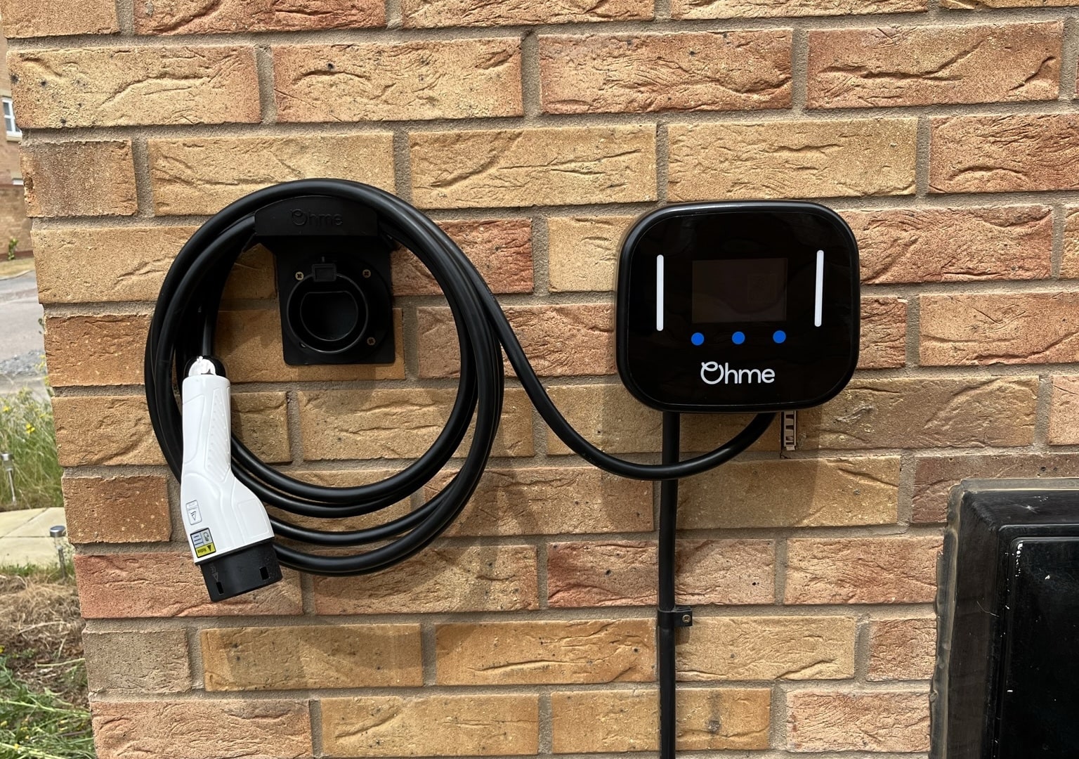 Smart home EV charger with tidy cable management, reflecting 2025 UK rules for connected chargers